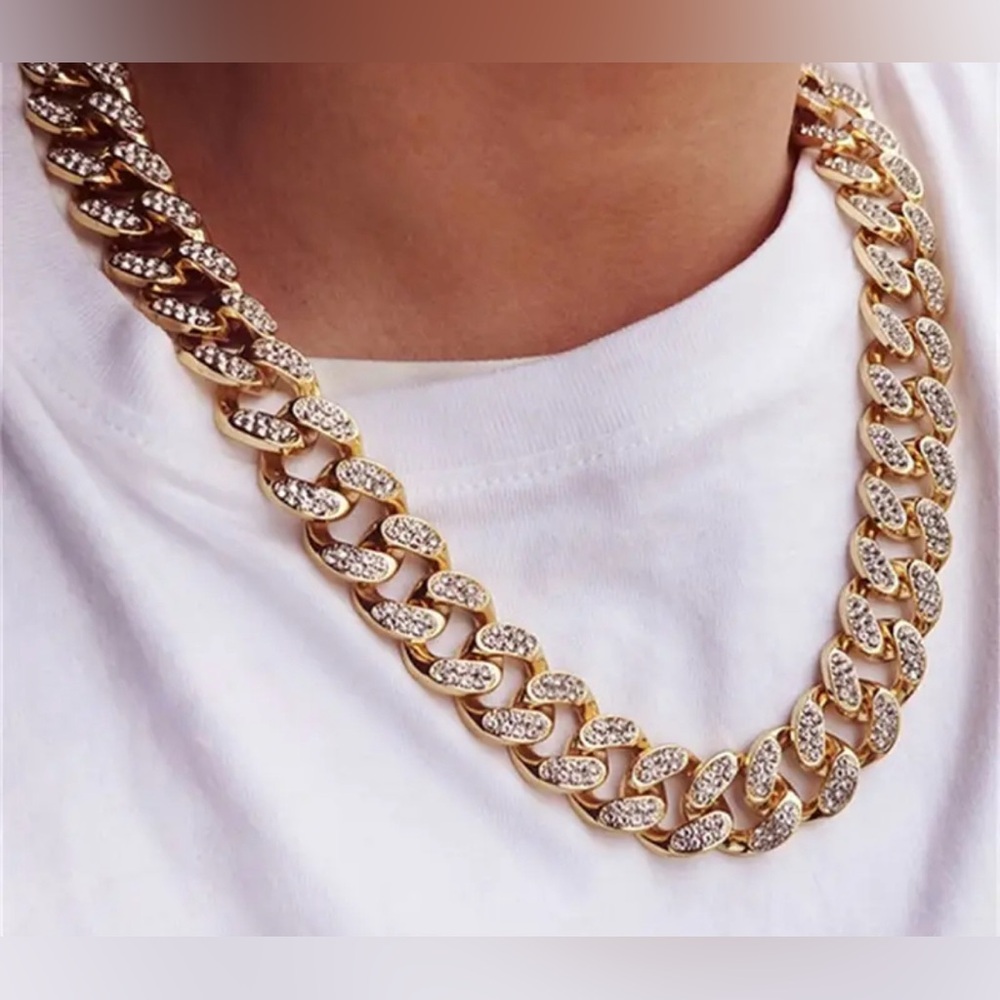 Men’s Cuban chain necklace